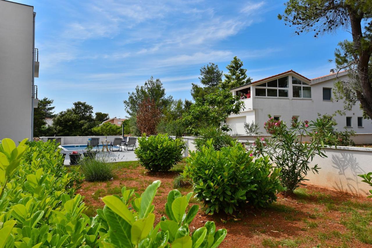 Apartmani Iva Vir Luaran gambar