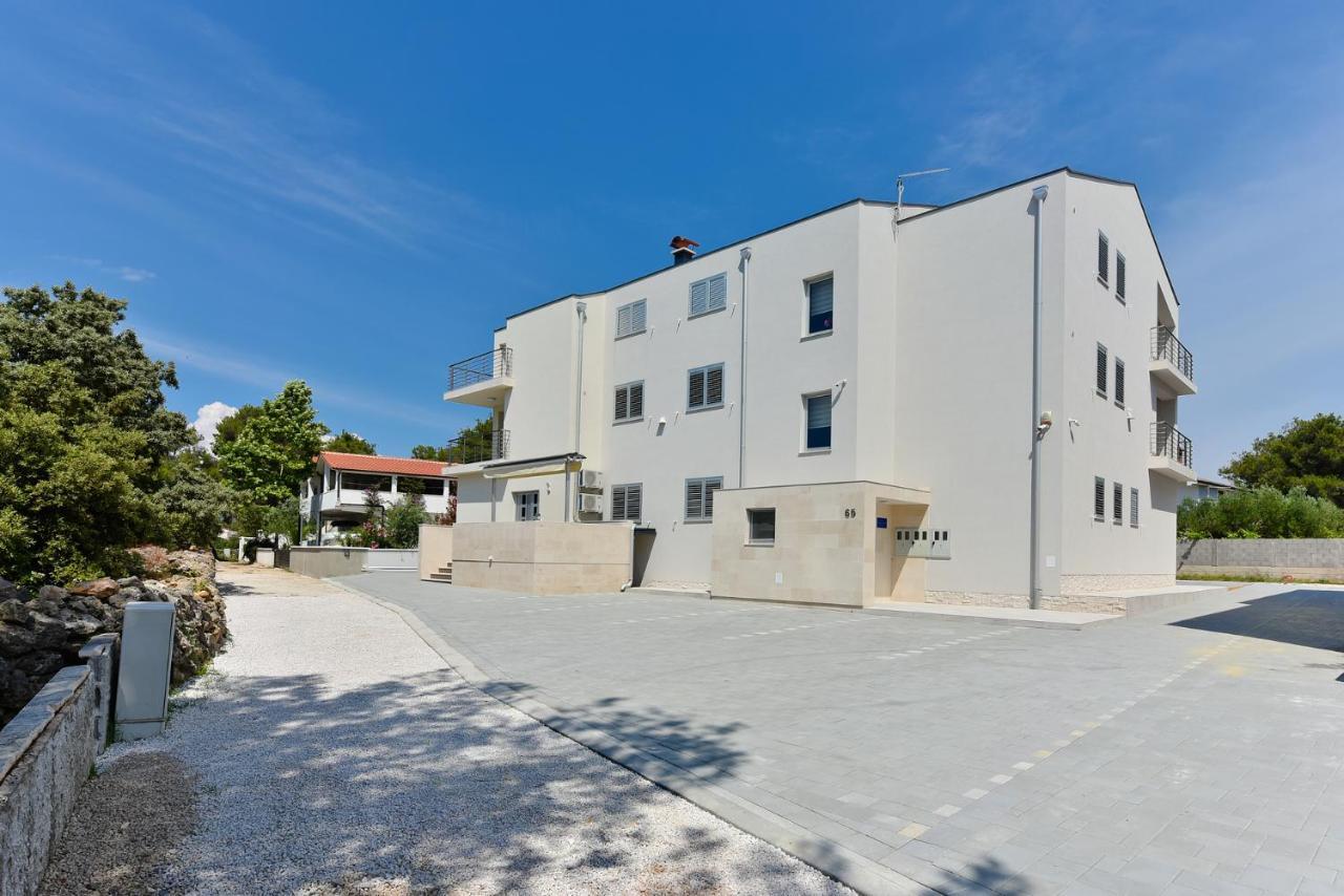 Apartmani Iva Vir Luaran gambar