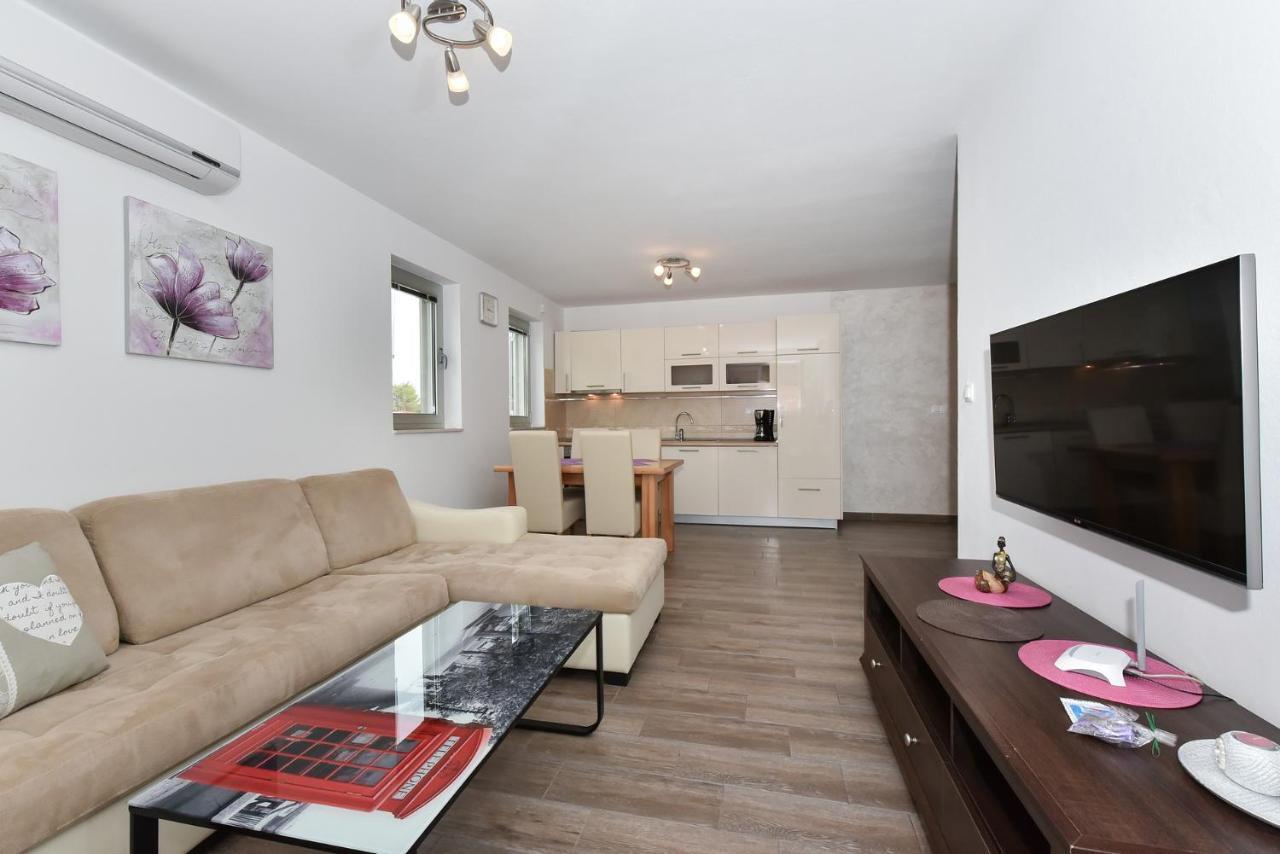 Apartmani Iva Vir Luaran gambar