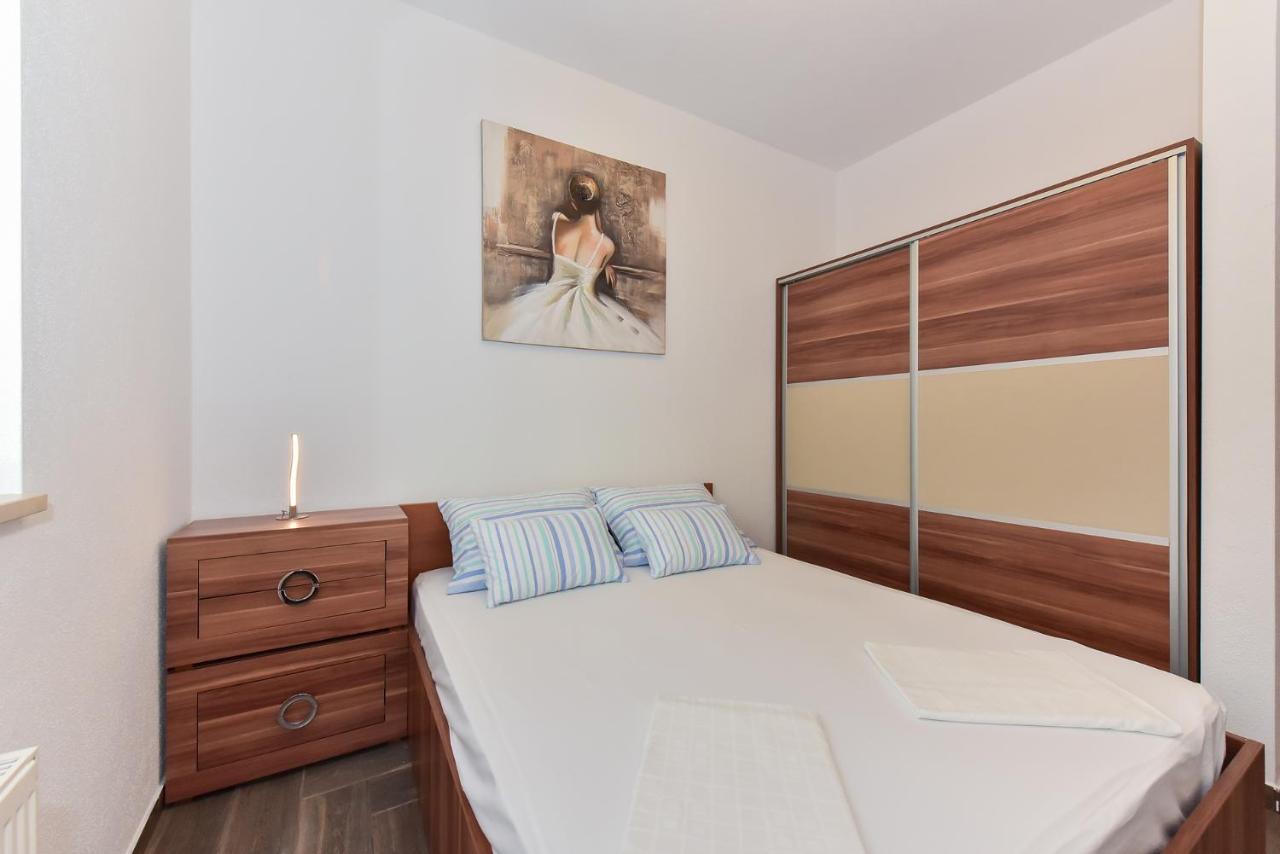 Apartmani Iva Vir Luaran gambar