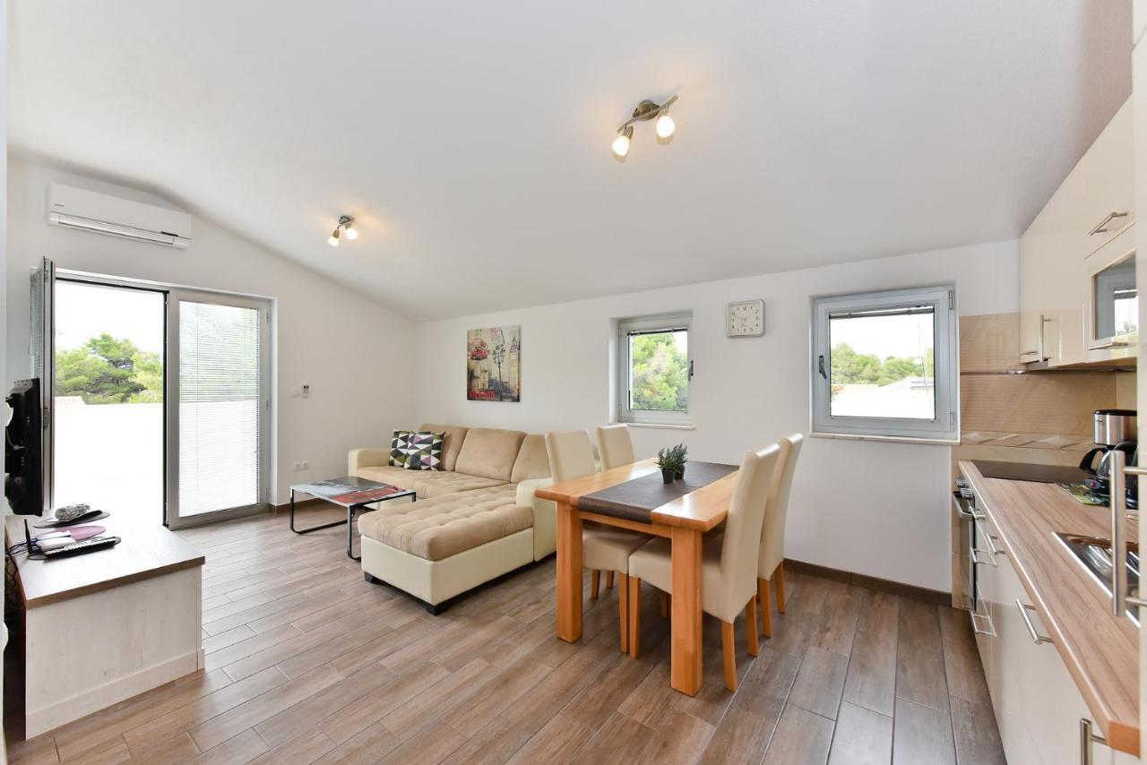 Apartmani Iva Vir Luaran gambar